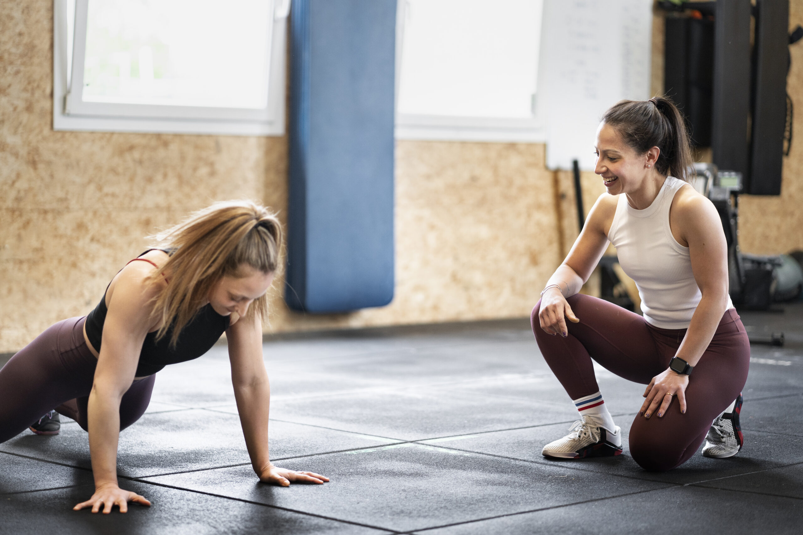 trening z trenerem personalnym na macie