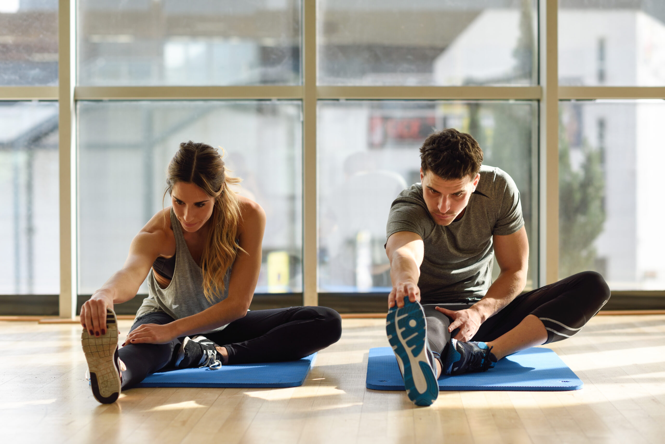 trening z trenerem personalnym na macie