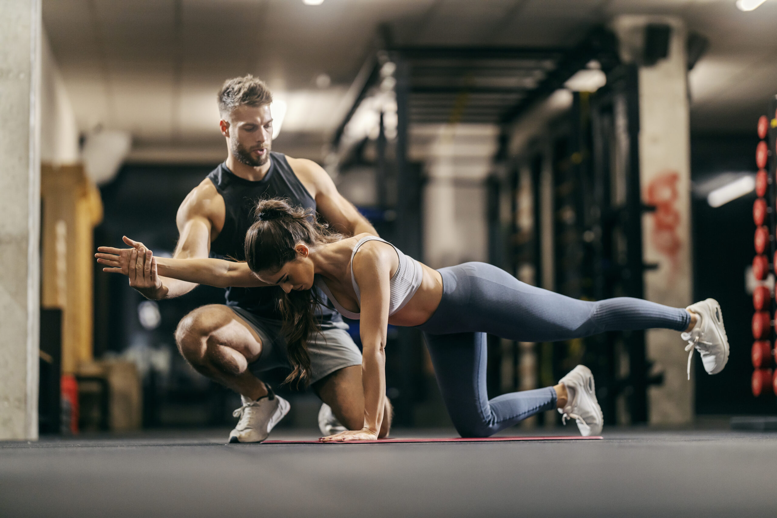 trening z trenerem personalnym na macie